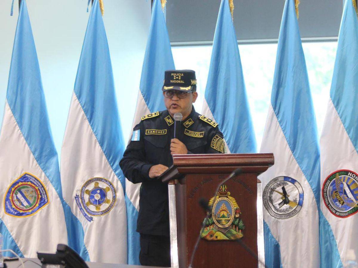 Gustavo Sánchez, director de la Policía Nacional de Honduras, mientras impartía la conferencia de prensa.