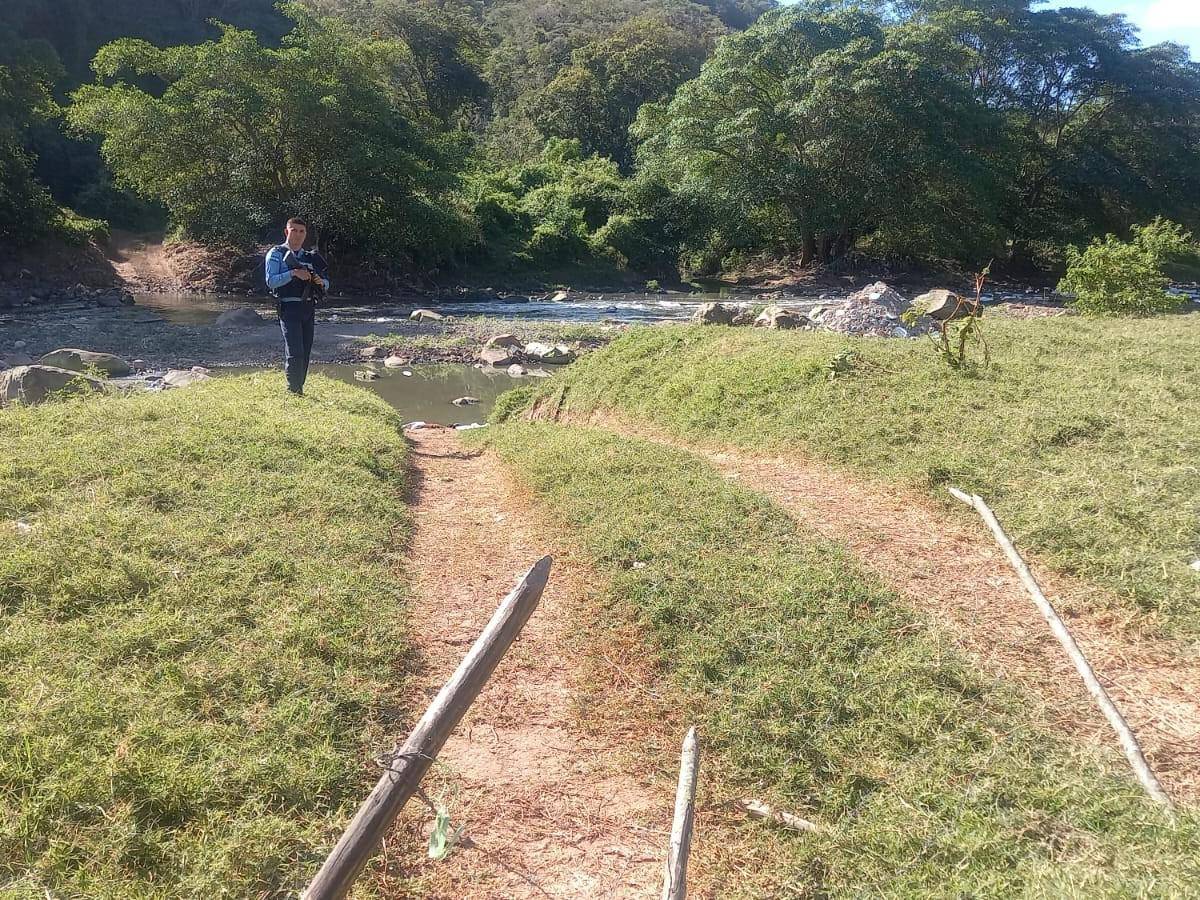 El cuerpo estaba justo al final de un sendero como si lo hubieran llevado hasta el lugar en carro y lanzado al agua.