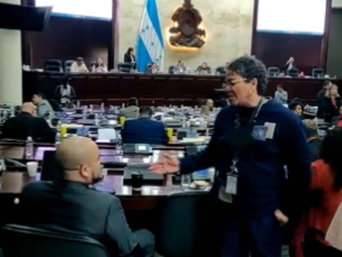 Así fue el incómodo momento en que ambos parlamentarios se peleaban por el asiento en el Congreso.