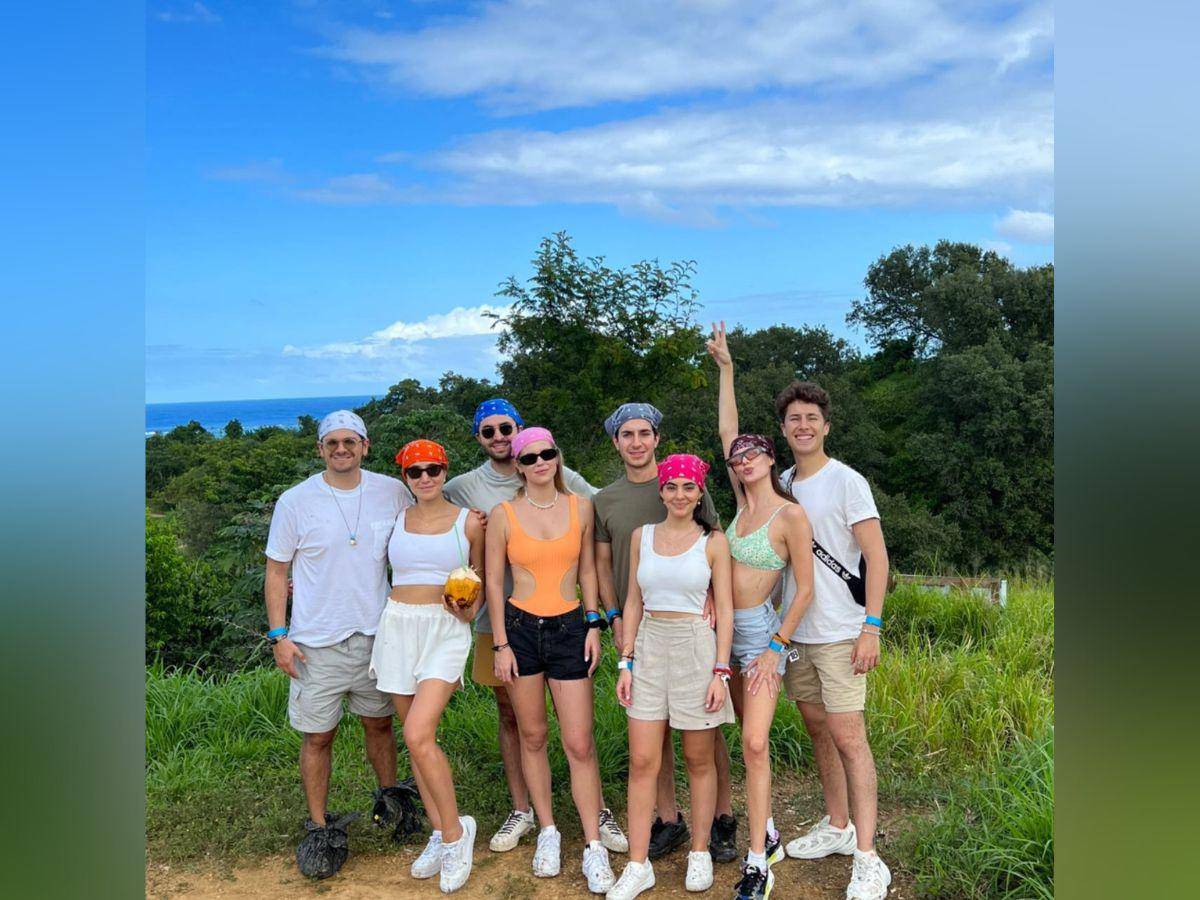 Juanpa junto a sus padres, hermanos, cuñadas y novia.