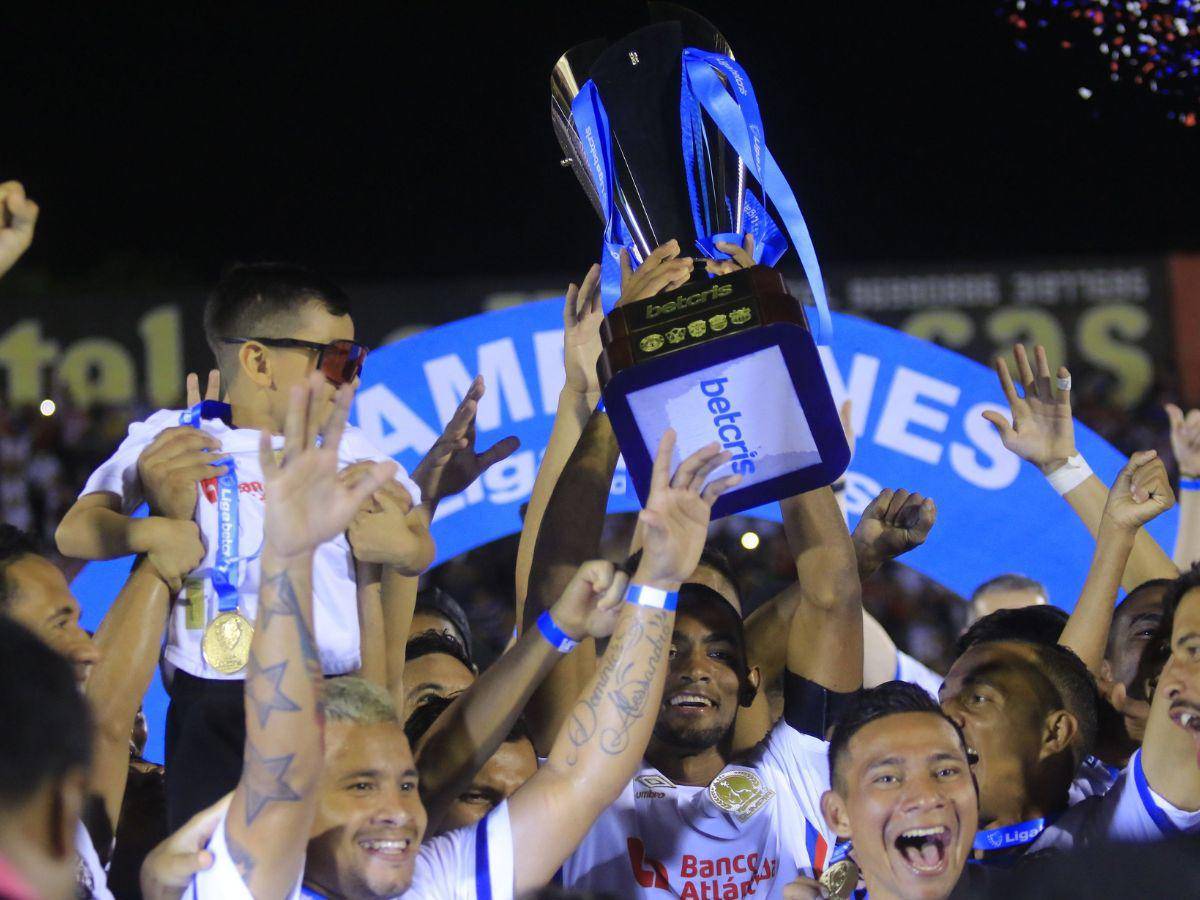 Olimpia levanta la copa 35 tras liquidar 2-0 a Motagua en La Ceiba