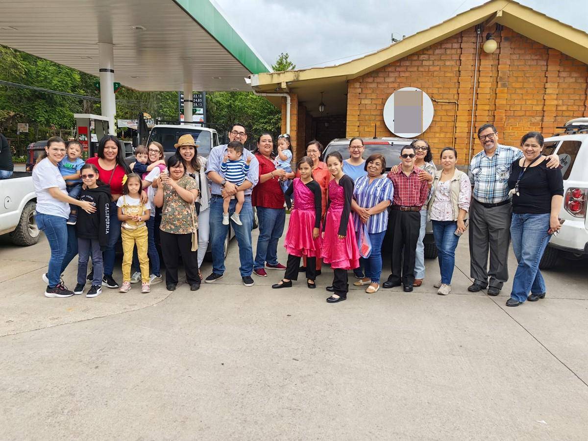 Los voluntarios del proyecto “Dejando huella” que forma parte de <a rel=nofollow noopener noreferrer href=https://www.facebook.com/Entrehistoriashn target=_blank>“Entre Historias</a>” junto a los fundadores Lázaro, Yajaira y el pequeño Eleazar Posadas.