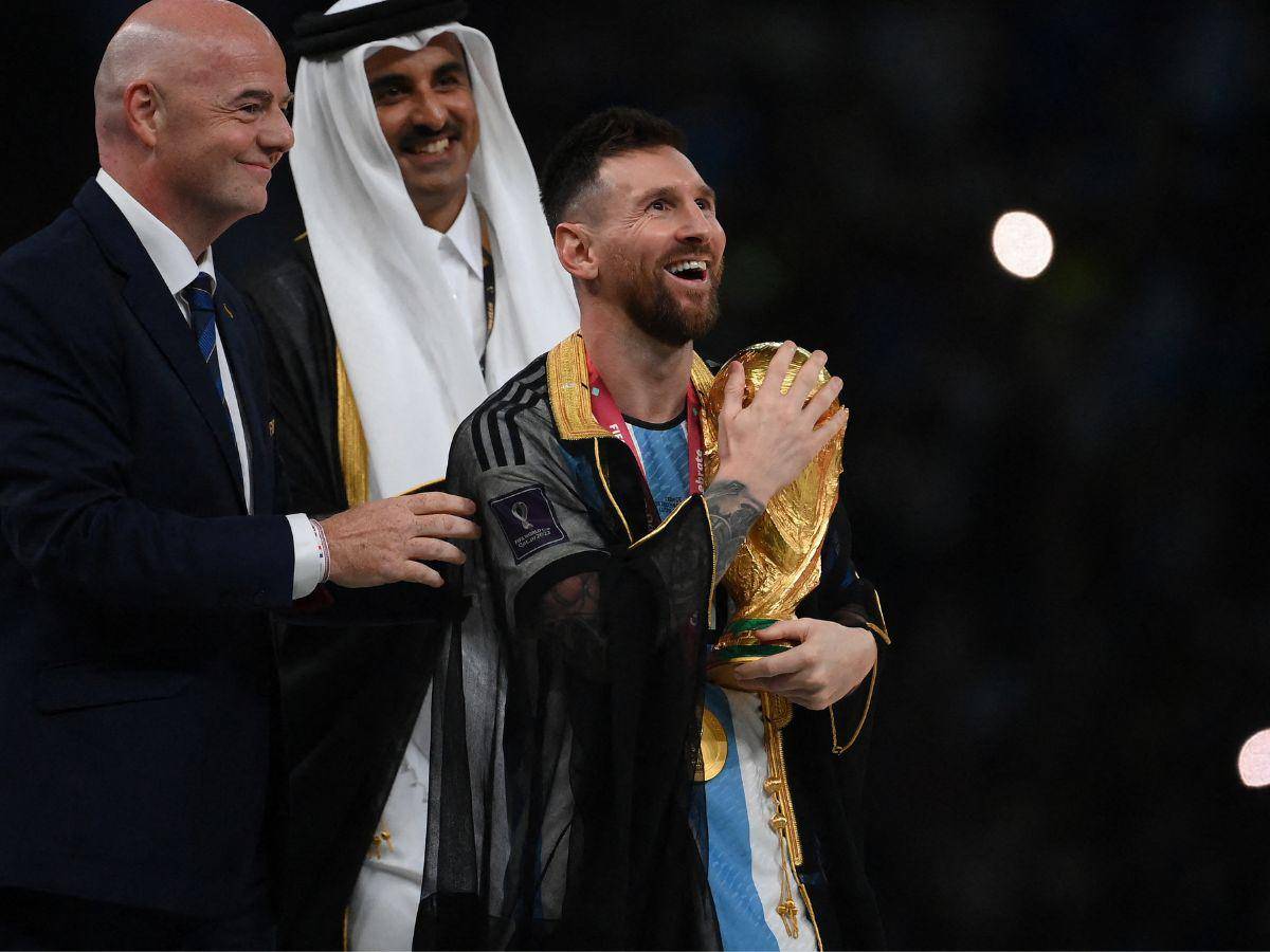 Lionel Messi recibe la Copa del Mundo de manos del presidente de la FIFA.