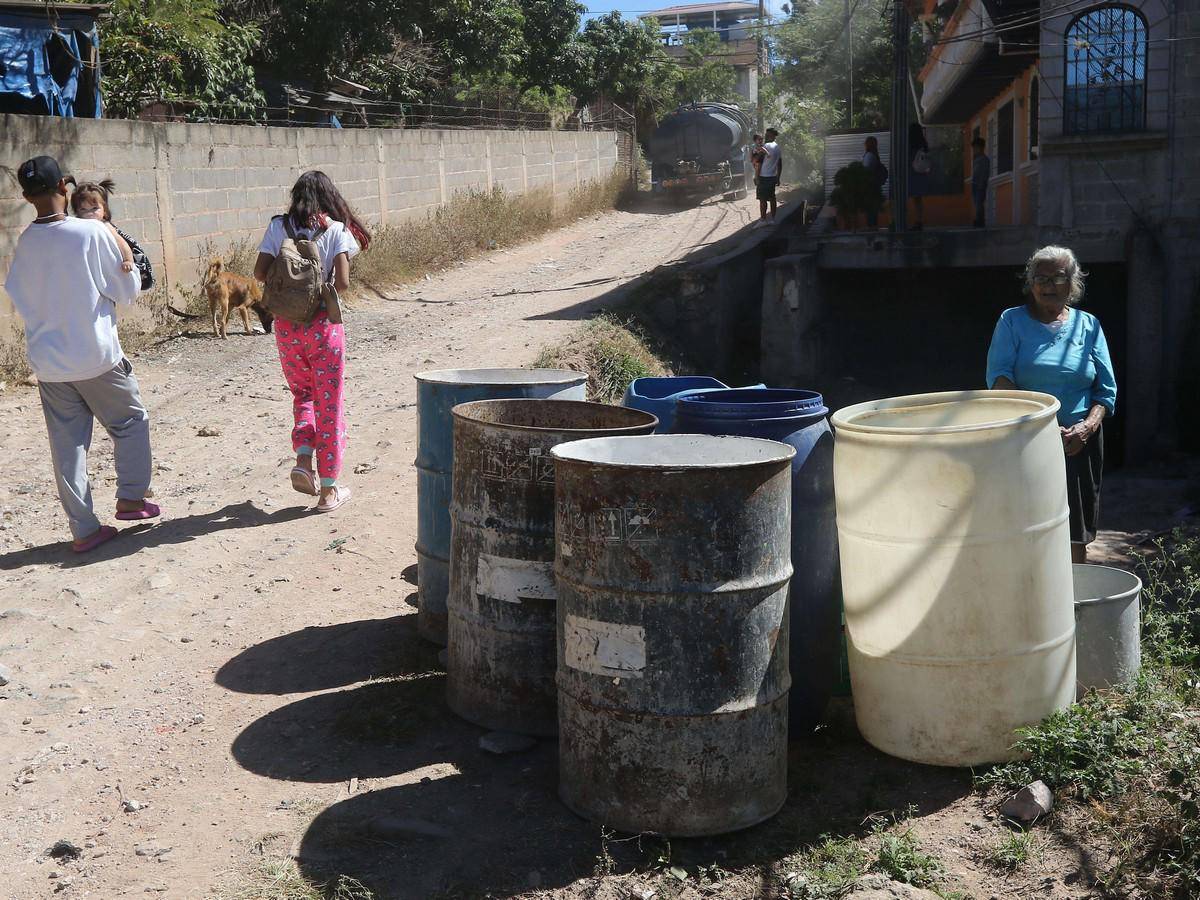 Tres sectores de esta colonia viven momentos duros por la falta de agua y largas esperas hasta para comprar el agua de cisternas.