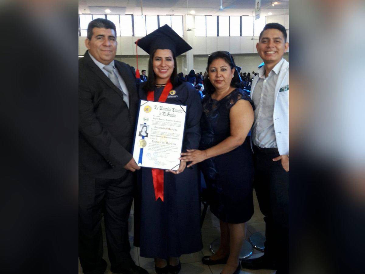 Este fue el día en que la joven salvadoreña se tituló como médico y su familia la acompañó, entre ellos, su padre.