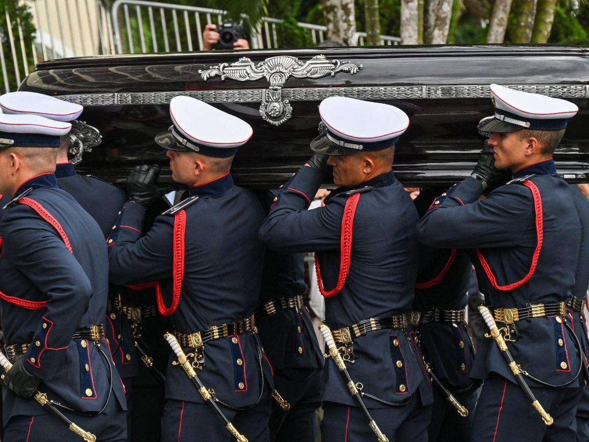 Restos de Pelé llegan al cementerio tras multitudinario homenaje en Santos