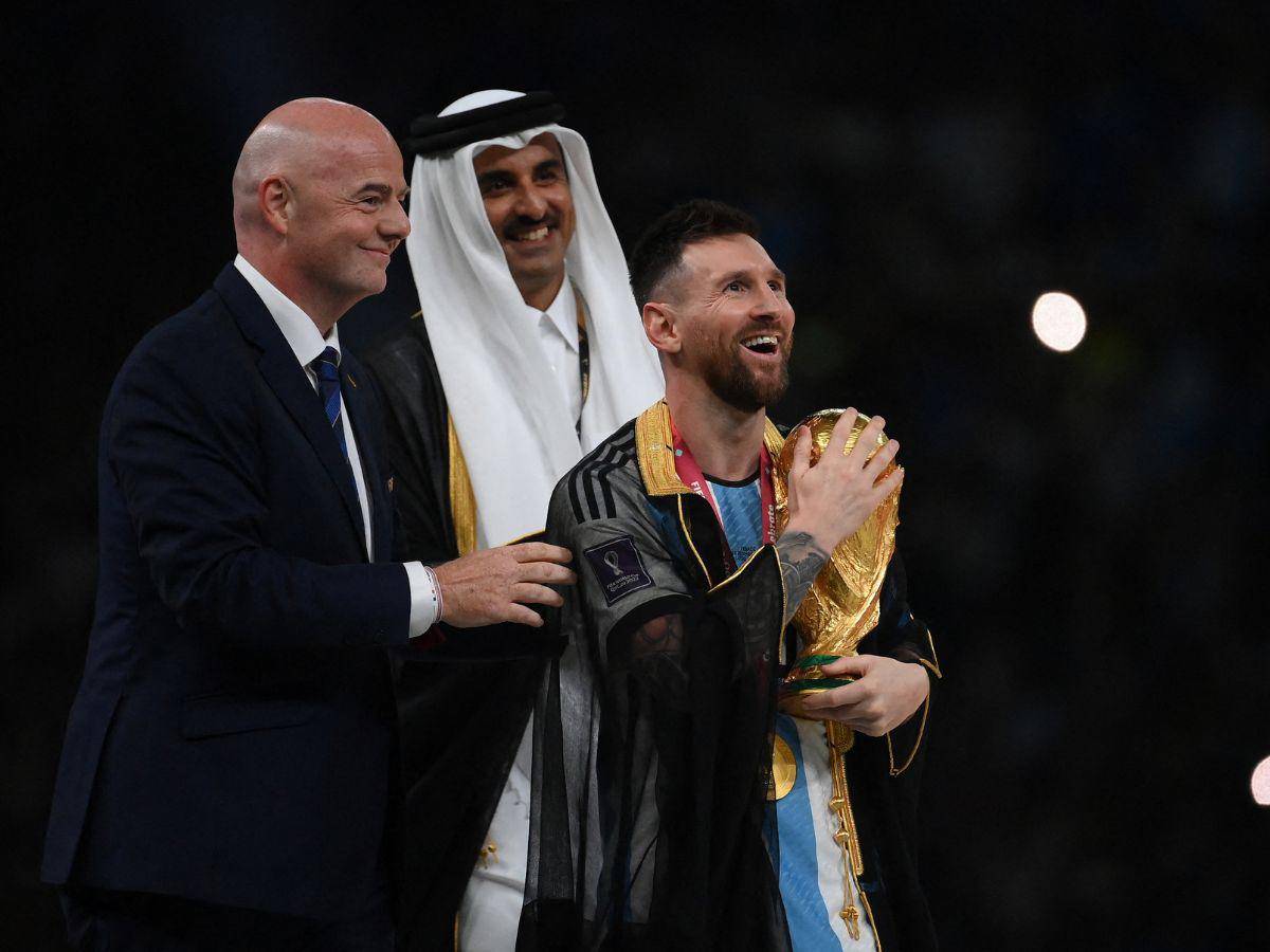 Qatar reporta éxito de ventas del “bisht”, la túnica negra que lució Messi al levantar la Copa del Mundo