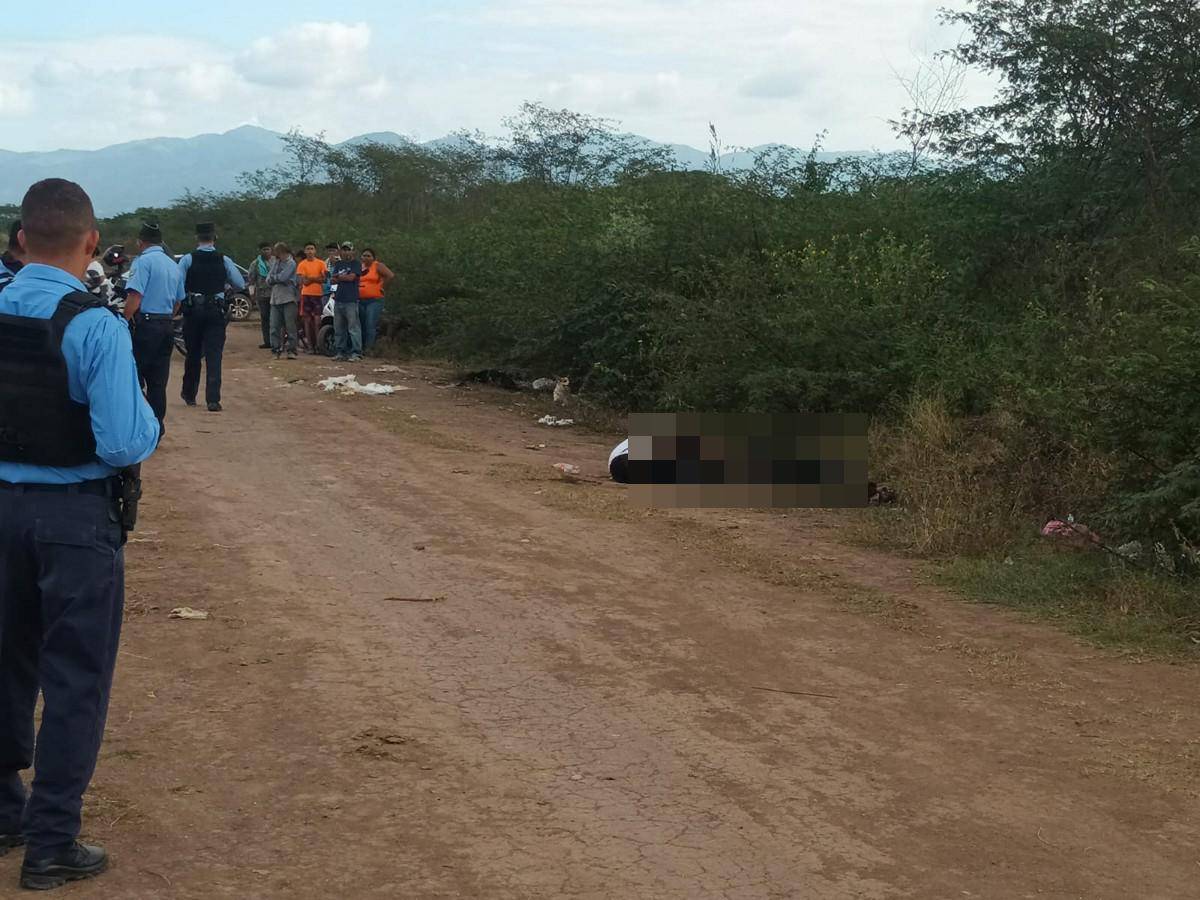 Asesinan a dos hombres y queman sus cuerpos en una calle de Juticalpa