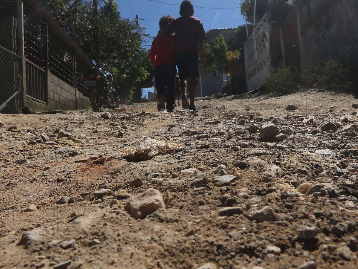 La mayoría de calles de la colonia Villa Nueva se encuentran en pésimo estado, el abandono es evidente desde hace varios años.