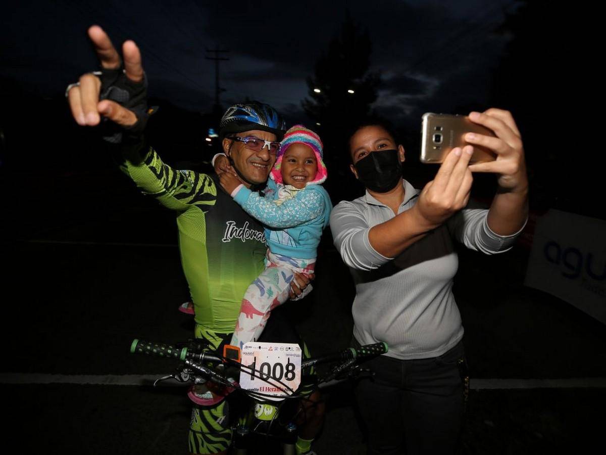 La pequeña junto a su familia llegaron desde muy temprano para tomar su lugar en la competencia.