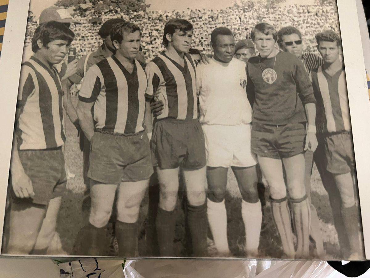 Pelé posó junto a los jugadores del Real España previo a disputar el encuentro amistoso en San Pedro Sula.