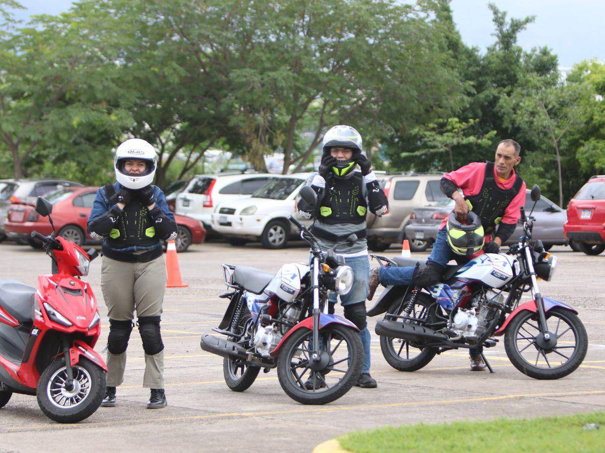 $!Las clases de manejo empiezan con las lecciones más básicas sobre las motocicletas.