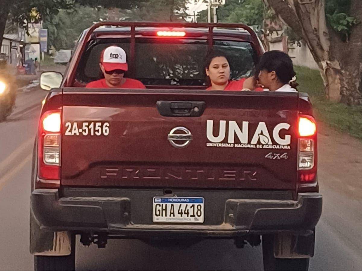 $!Este vehículo asignado al Departamento de Vinculación y Extensión de la Unag en camino a una actividad política de uno de los movimientos de Libre.