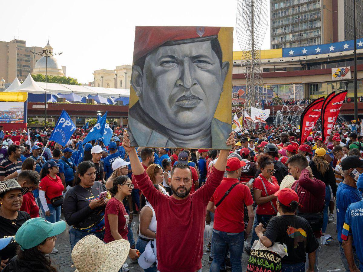 $!El rostro del expresidente de Venezuela, Hugo Sánchez, quien murió en marzo de 2013, en un mitin.