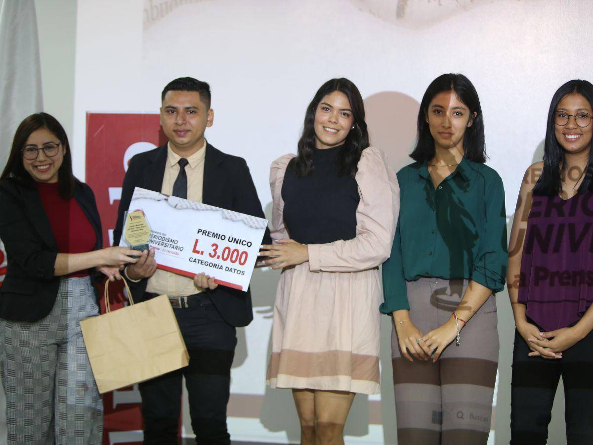 $!José Díaz, Alessandra Fúnez, Jennifer Maldonado y Fátima Álvarez, ganadores en la categoría de Periodismo de Datos en el Concurso Premios GO Periodismo Universitario 2024, reciben el premio de parte de Haydi Carrasco, coeditora de EL HERALDO Plus