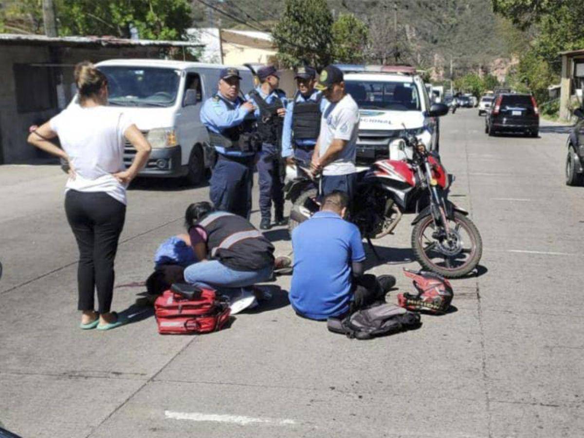 $!Escenas como esta son comunes en el país, pues a diario se registran al menos 15 incidentes en motocicleta.