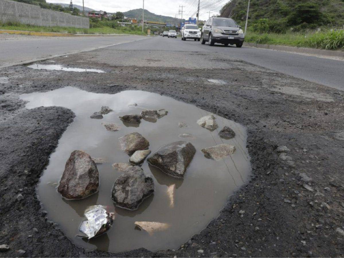 $!El gigantesco bache era un auténtico peligro para los motociclistas que transitaban por este lugar.