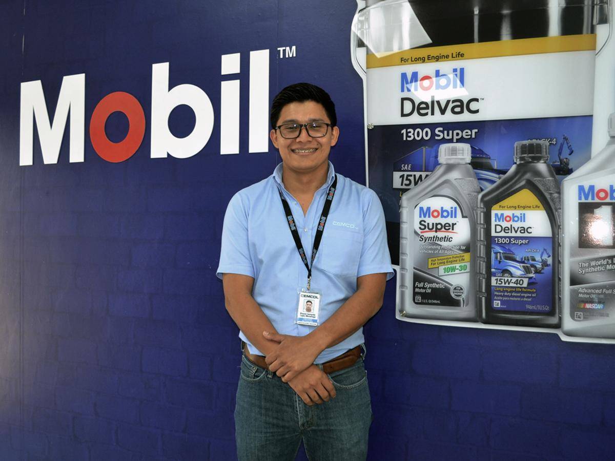 $!Brayan López, especialista de Mobil en Cemcol, destaca la molécula antidesgaste termoactivada, una tecnología desarrollada por Mobil, una empresa con 154 años de historia.