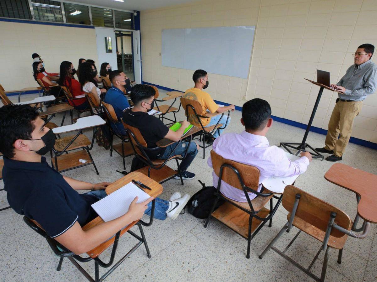 $!En la última década la planilla de docentes creció apenas 30%, mientras que el personal administrativo casi se triplicó.