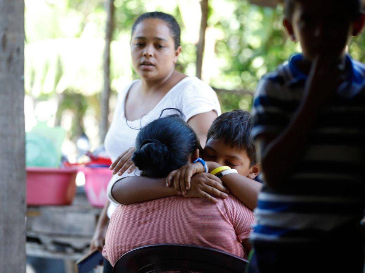 $!Doña Estela recibe el consuelo de sus familiares. Reclama que ninguna autoridad se había comunicado con ella.