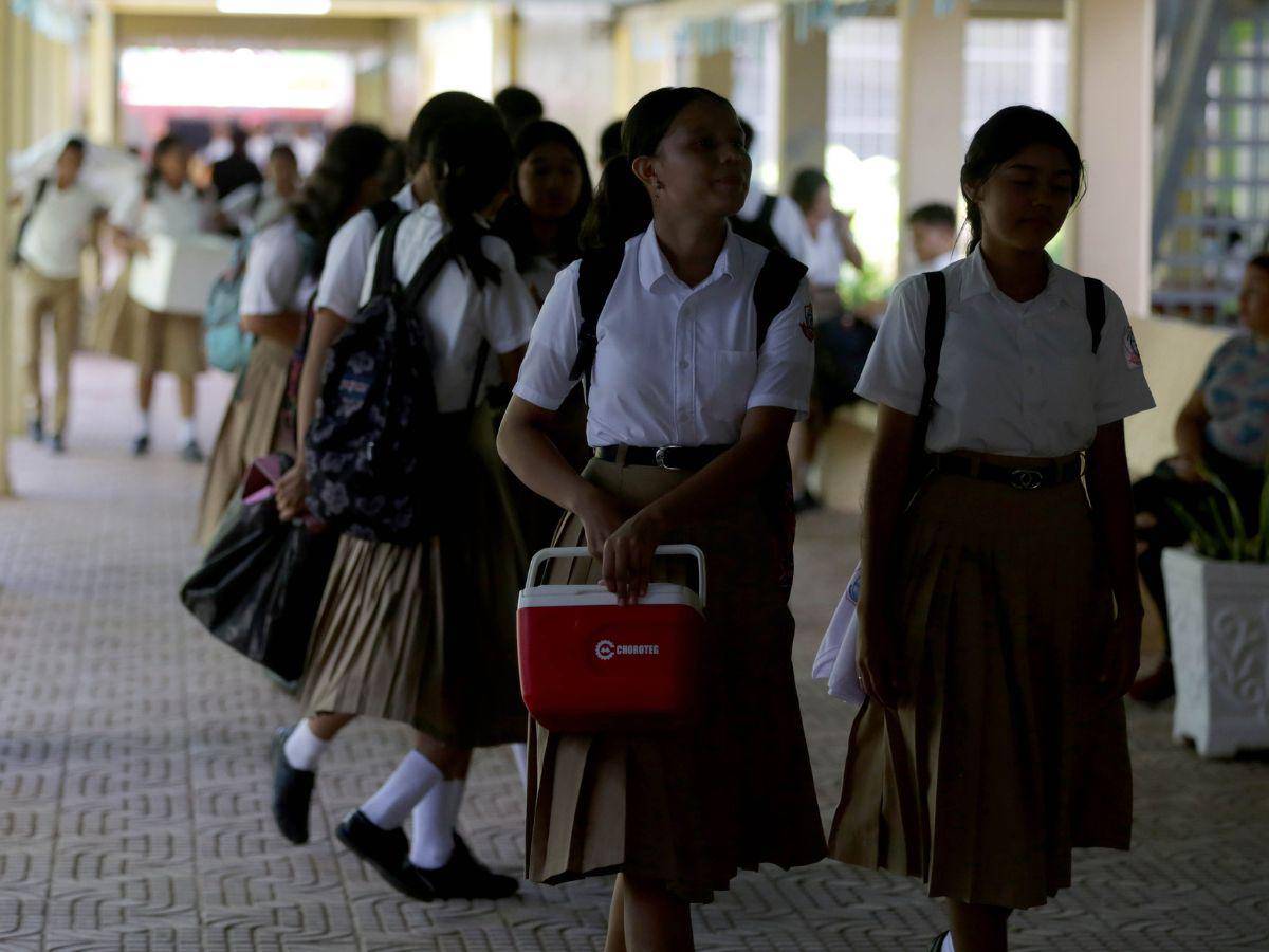 $!En Honduras hay más 2.9 millones de niños y jóvenes en edad escolar, pero solo 1.8 llegan a los centros educativos.