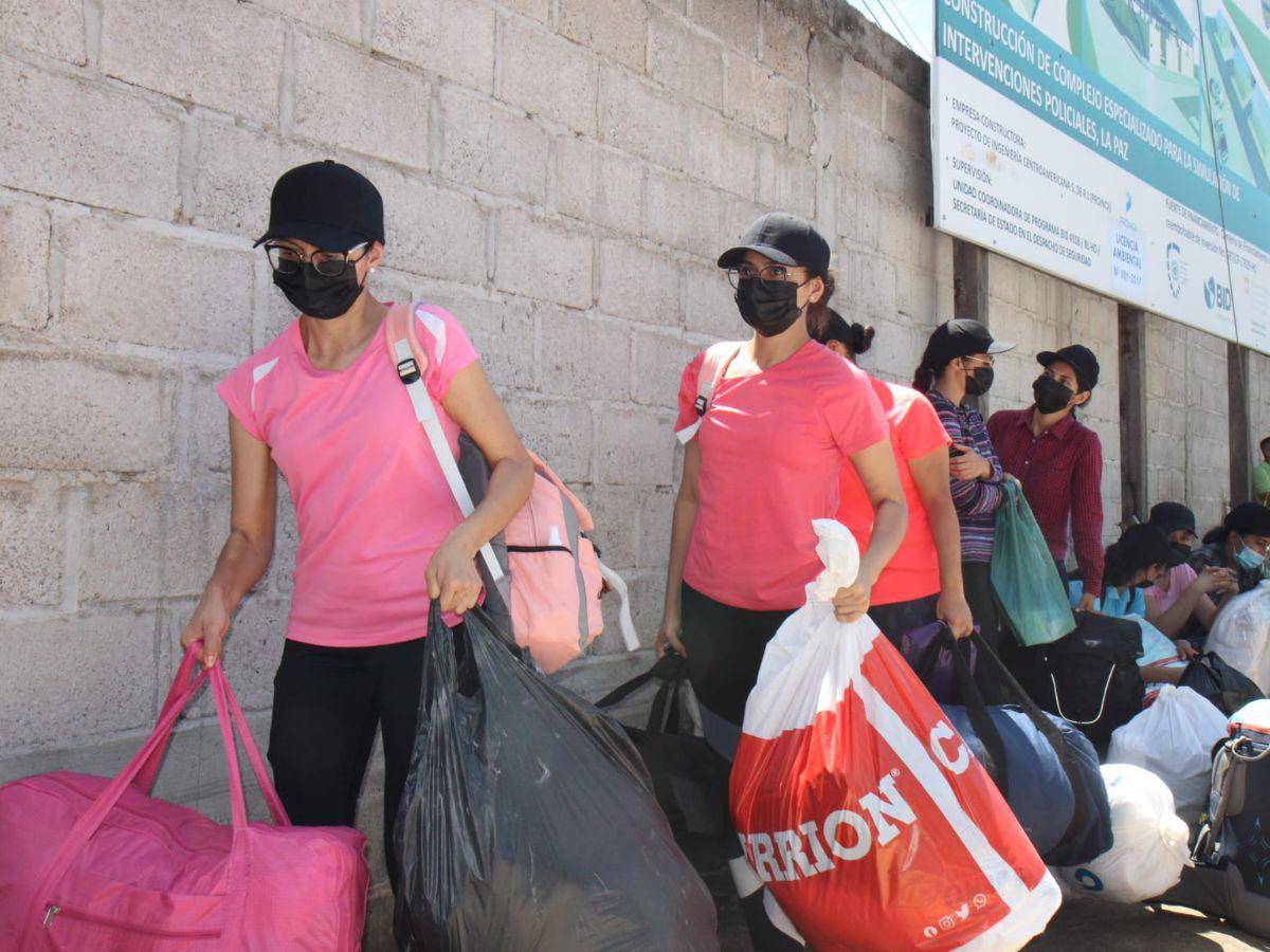 $!Algunos aspirantes llevaban dos, tres o más maletas, pues desconocían que debían pasar por la difícil prueba.