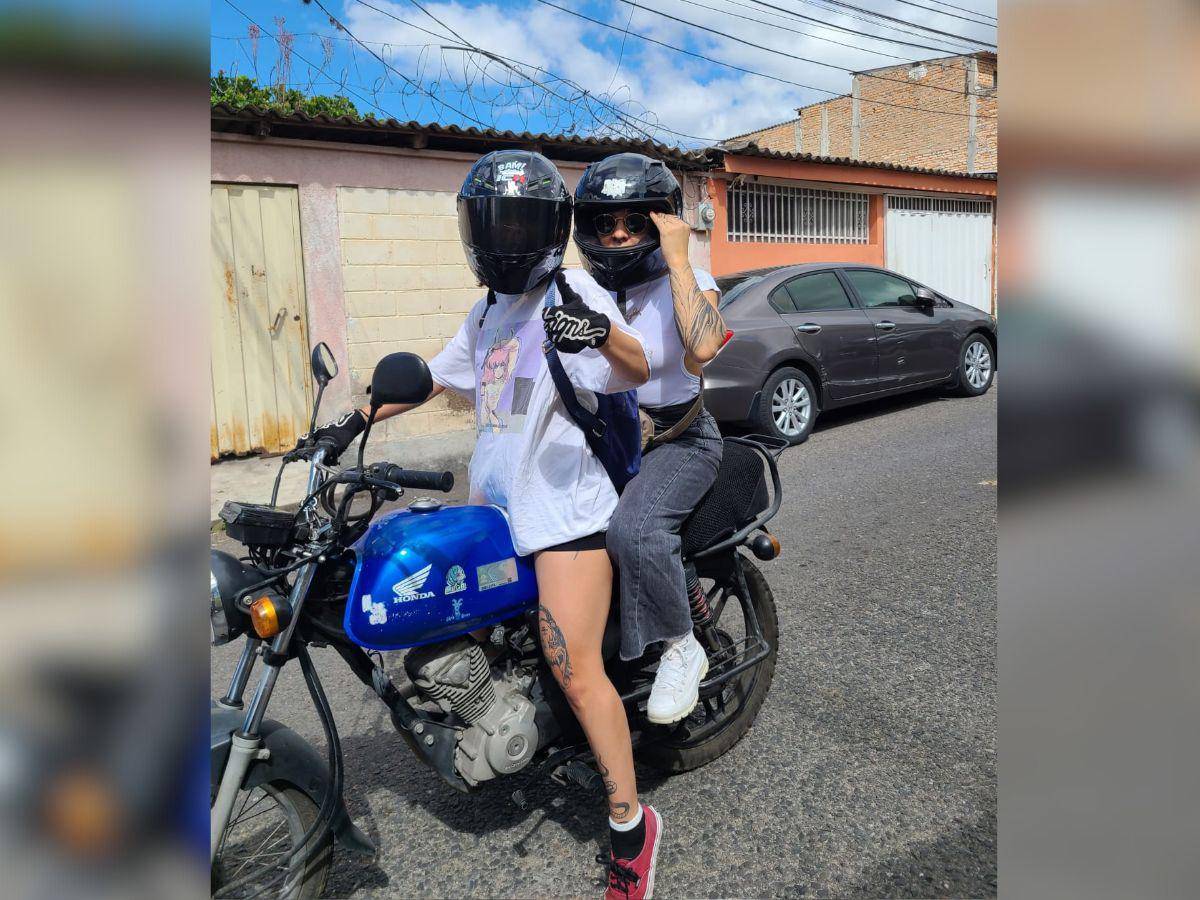 $!Elisabet Rodezno usa la motocicleta como su medio de transporte diario.