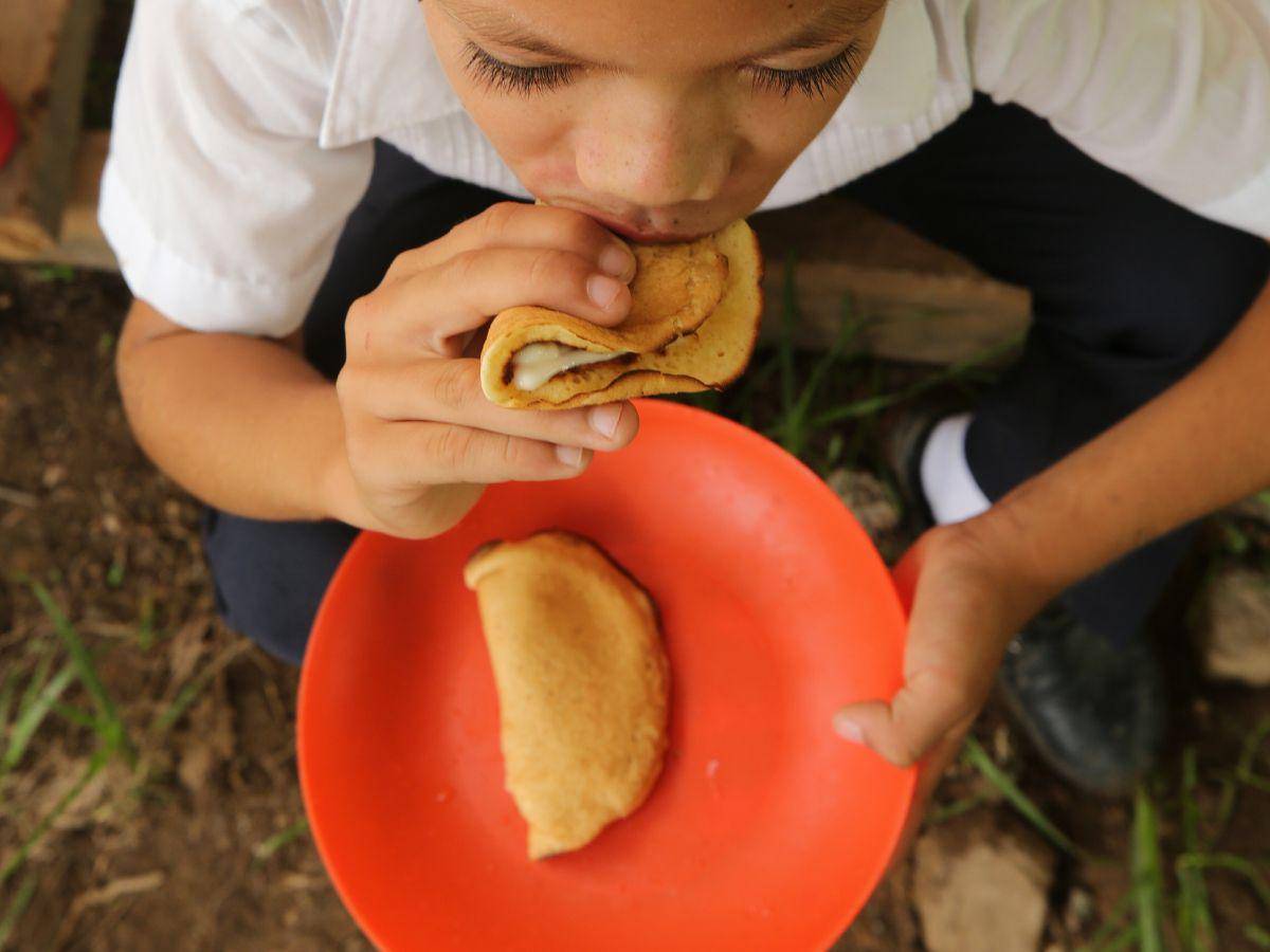 $!El menú de la merienda escolar hondureña se basa en carbohidratos -harina de maíz, frijoles y arroz-. Expertos creen que hay una oportunidad de complementarla.