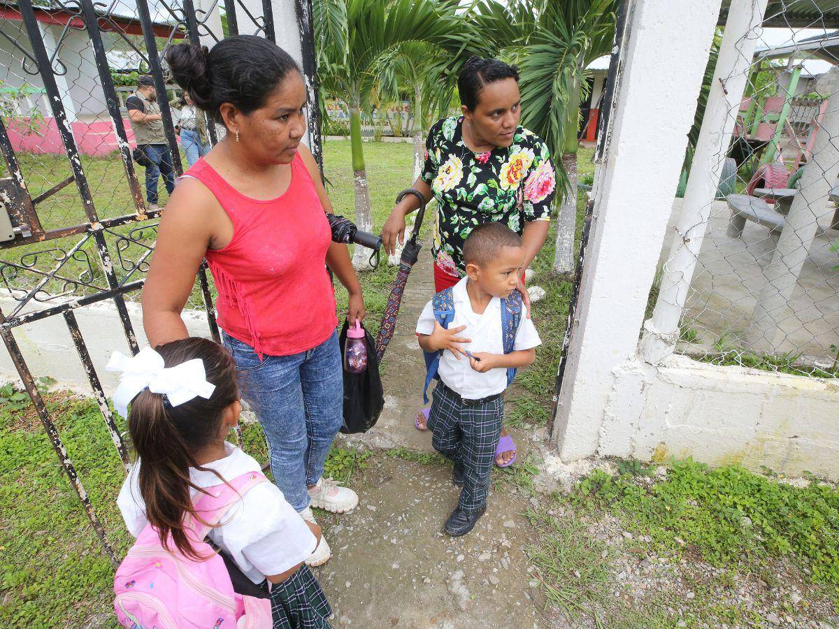 $!Las madres de familia se esfuerzan todos los días por cocinar con lo poco que reciben en raciones de frijoles, arroz, harina y aceita.