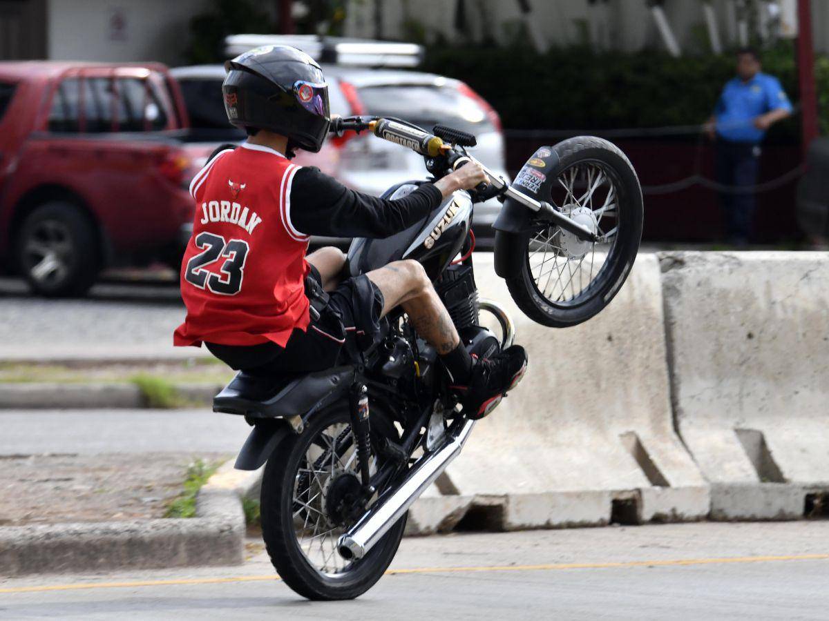 $!El espectáculo de motocicletas, aunque normalmente inicia en horas de la noche, fue presenciado anticipadamente por algunas familias que llegaron junto a sus hijos en apoyo a estos jóvenes.