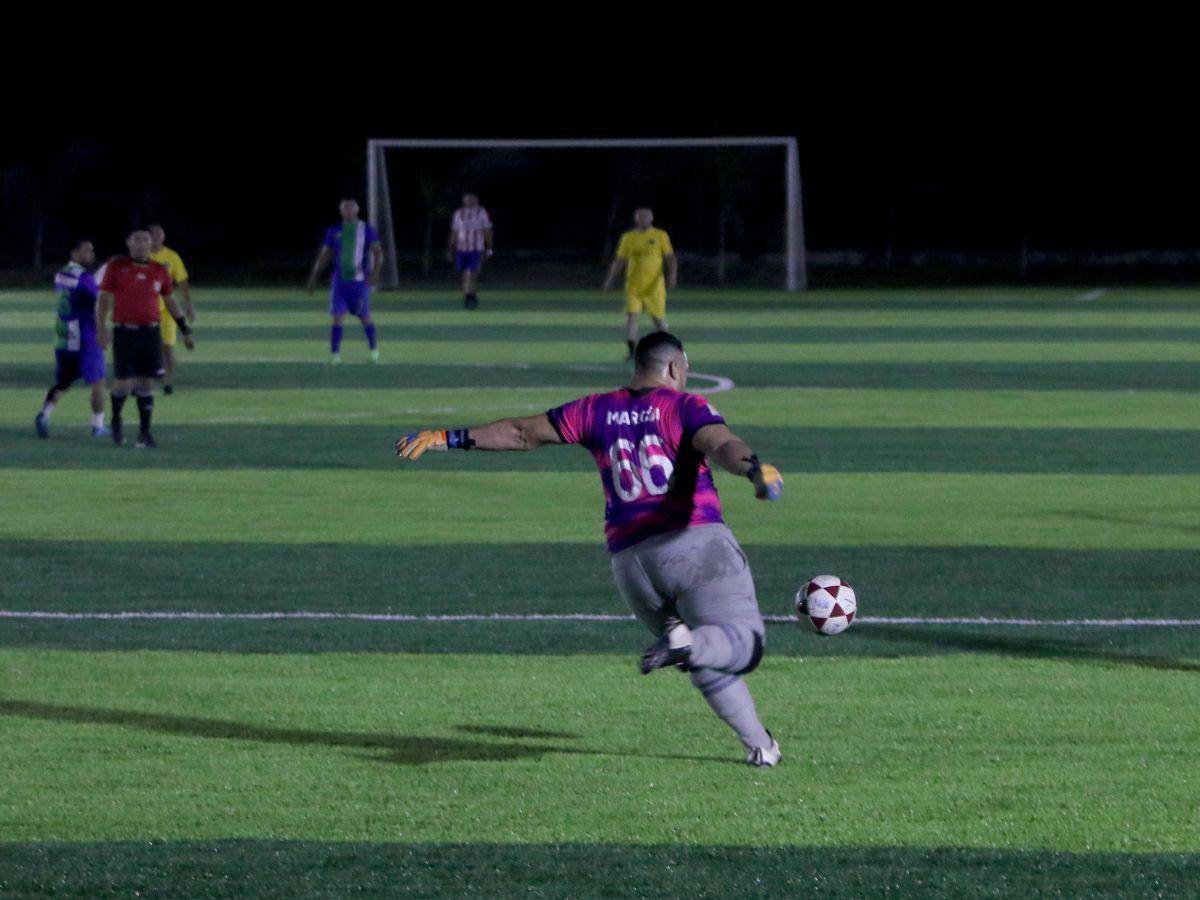 $!En los pueblos, la gente ha recibido con mayor agrado las canchas sintéticas, como la instalación en Catacamas, Olancho.