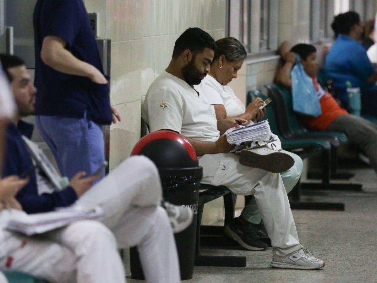 $!Ante la falta de espacios para descansar y comer, los estudiantes de medicina y los médicos residentes deambulan por los pasillos de los hospitales o se acomodan en las sillas de los pacientes donde a veces se quedan hasta dormidos.