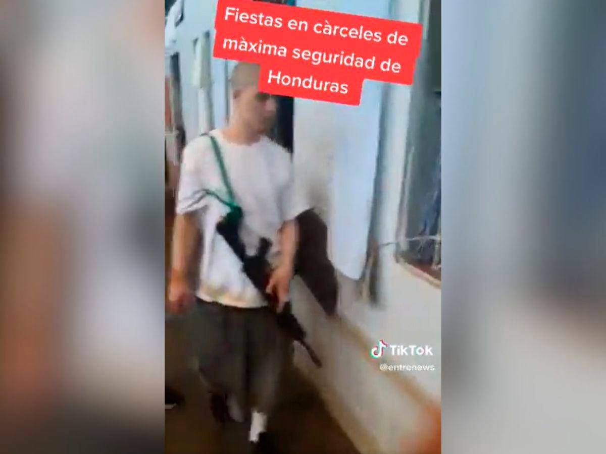 $!Uno de los hombres capturados en la grabación se pasea con un fusil de grueso calibre.