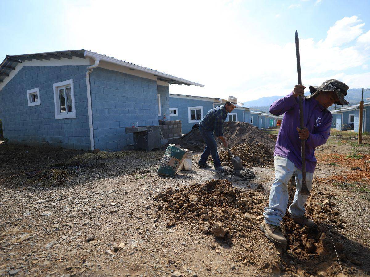 $!Las familias ya comenzaron a cercar los predios de acuerdo con las medidas que les dieron.