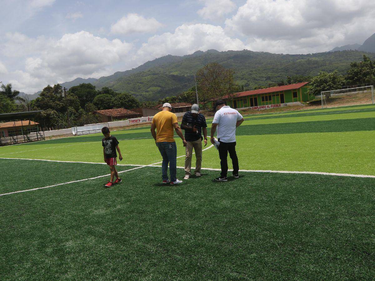 $!Los encargados del departamento de Deportes de la alcaldía de Catacamas, Olancho, reconocen que la cancha no está pareja, pero dicen estar agradecidos porque ese espacio estaba perdido.