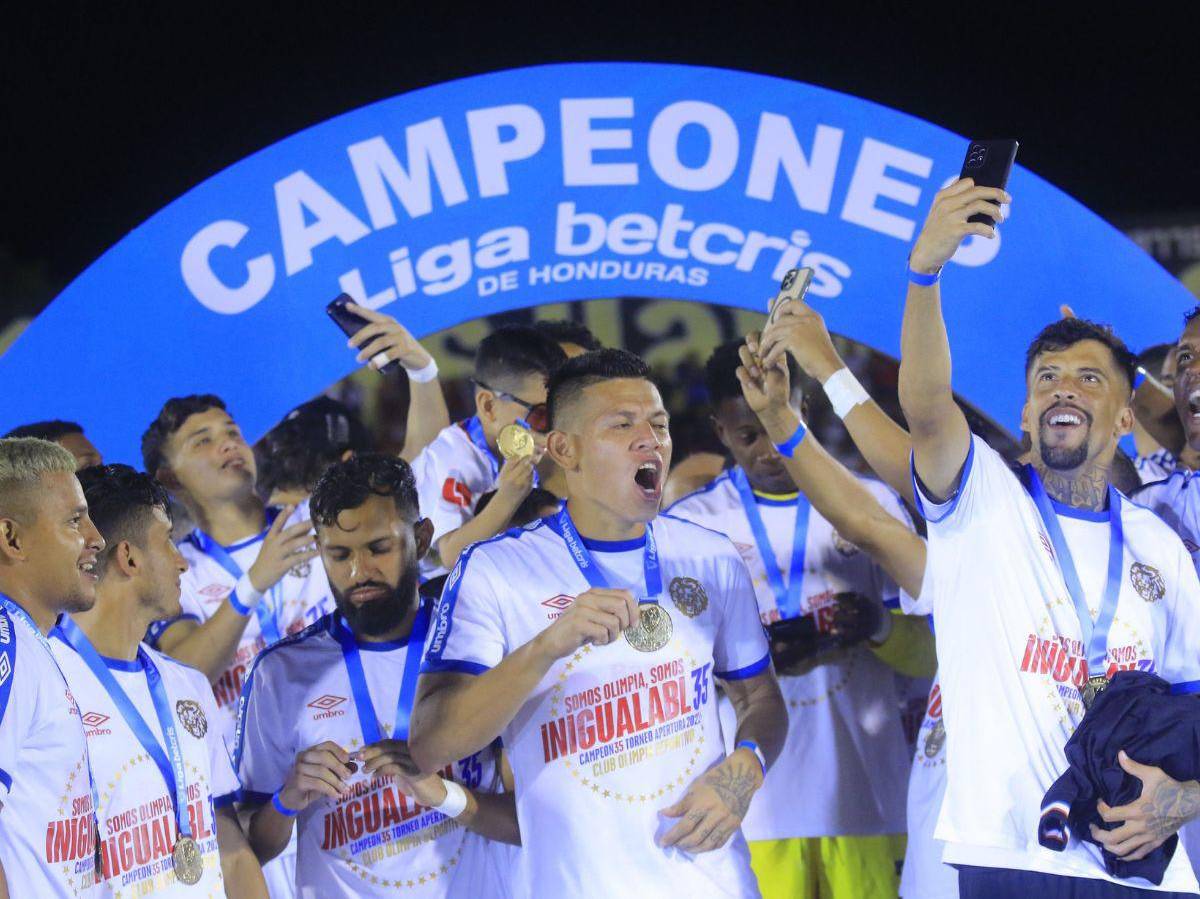 El Viejo León celebró una nueva copa de campeón del fútbol hondureño de la mano de Pedro Troglio.