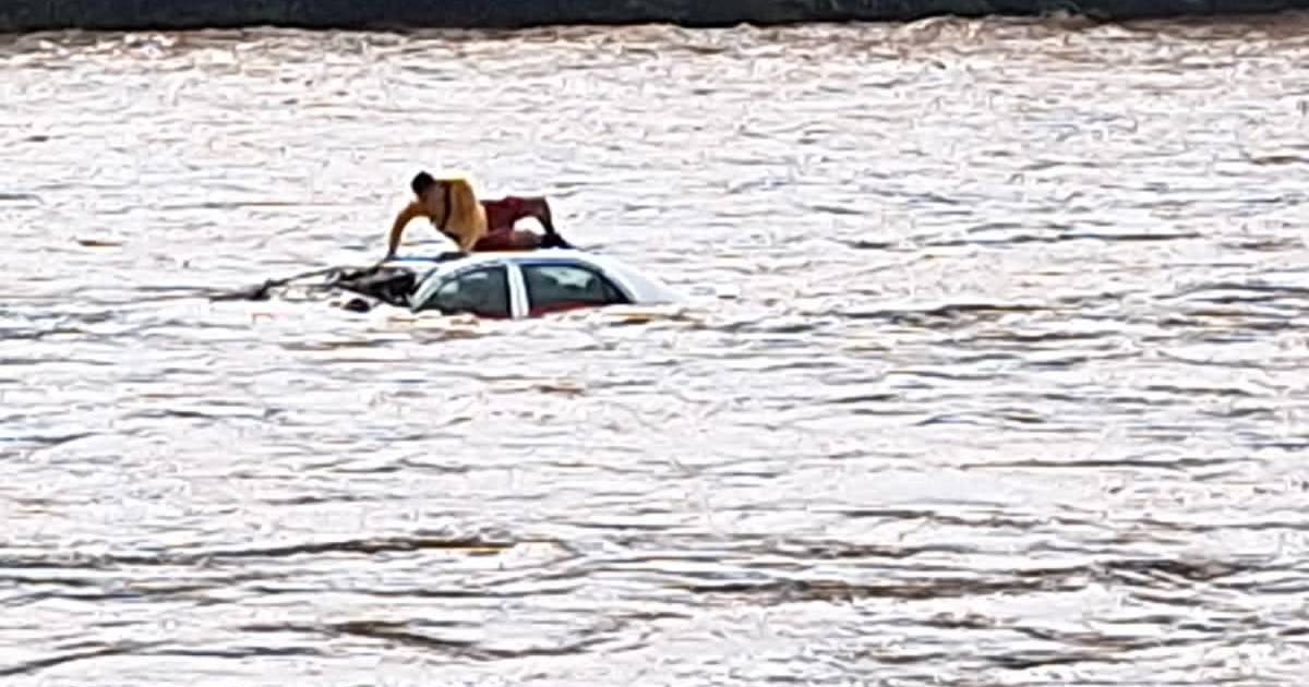 Vehículo arrastrado por el río Cangrejal en La Ceiba