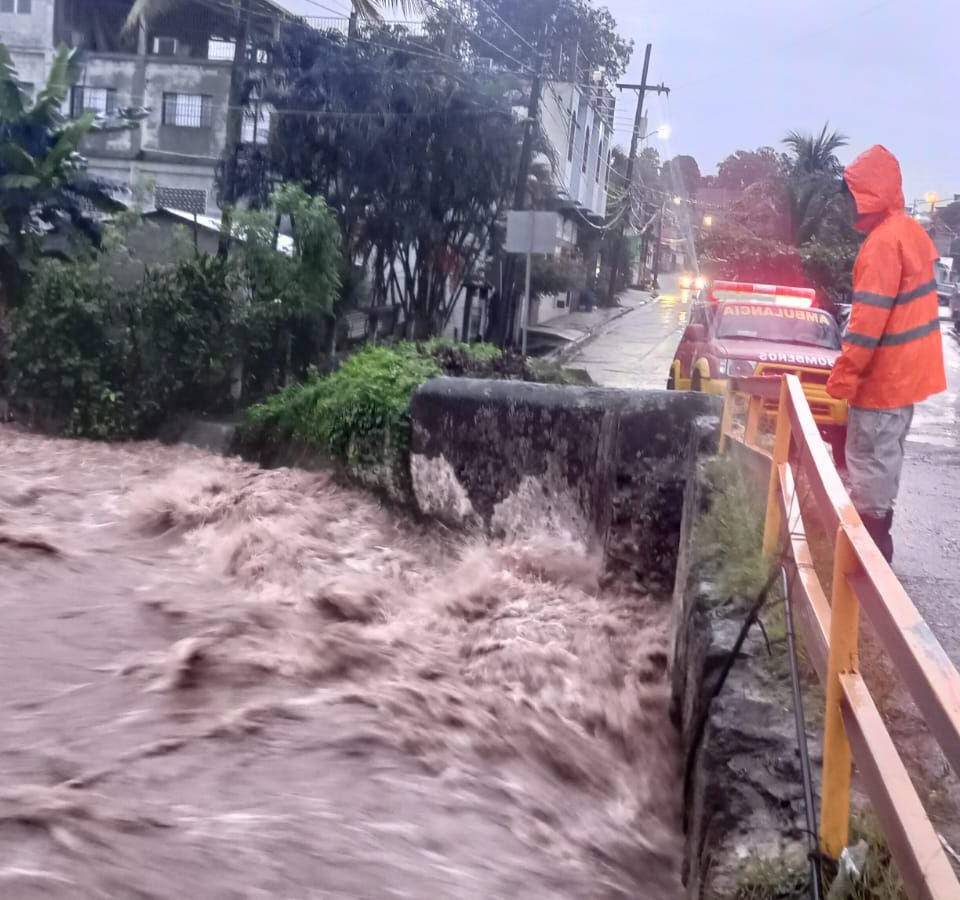 El río Cececapa en el casco urbano de la ciudad de Santa Bárbara aumentó su nivel por las lluvias provocadas por Sara.