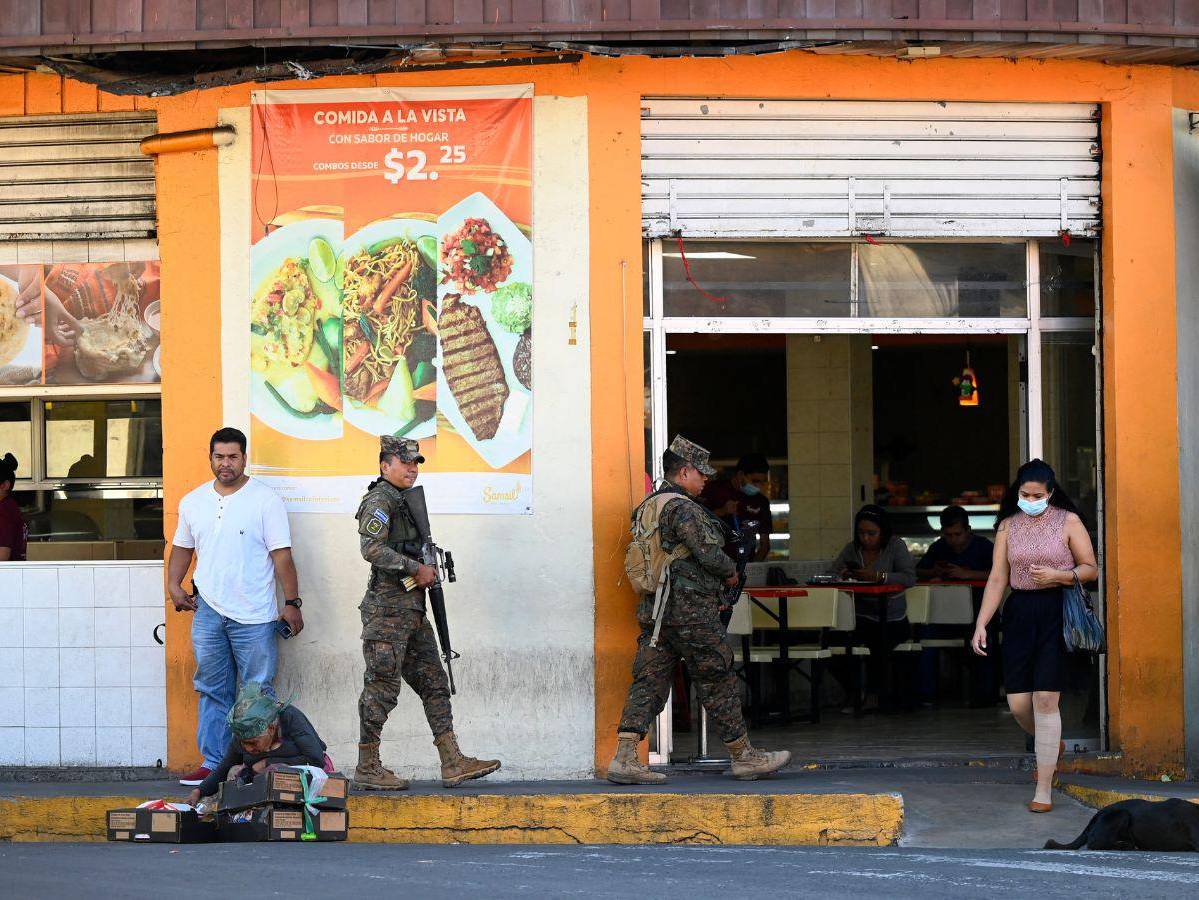 Comerciantes salvadoreños vencen el miedo a la extorsión de las pandillas y regresan a trabajar