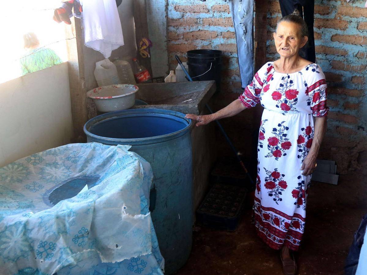 Las pilas de los hogares se encuentran vacías por la falta de agua desde hace tres meses.