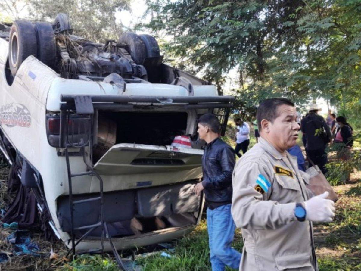 Al menos dos personas resultan heridas tras volcamiento de bus en Santa Bárbara