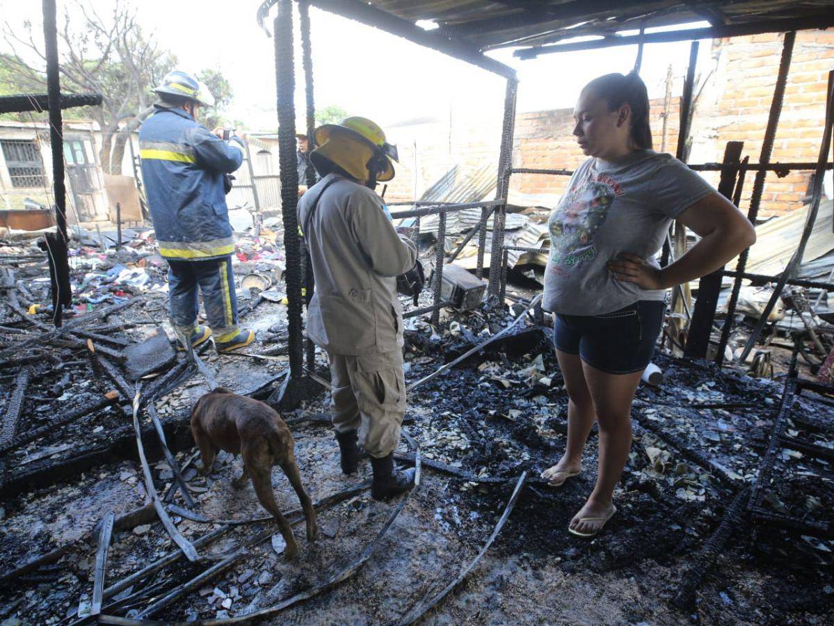 Bomberos y afectados observaban cómo todo quedó reducido a escombros.