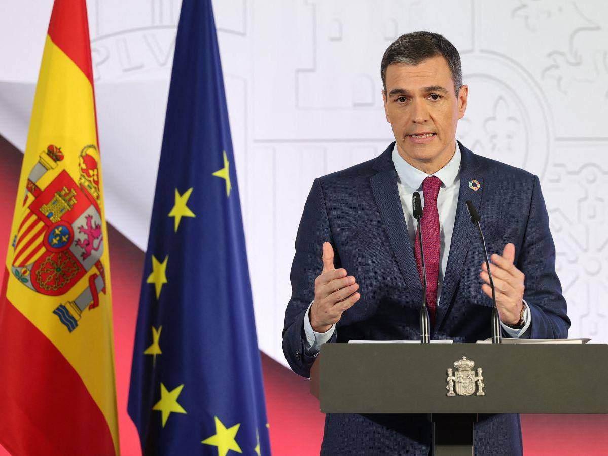 Pedro Sánchez elogia a Benedicto XVI como una persona entregada “a los demás”