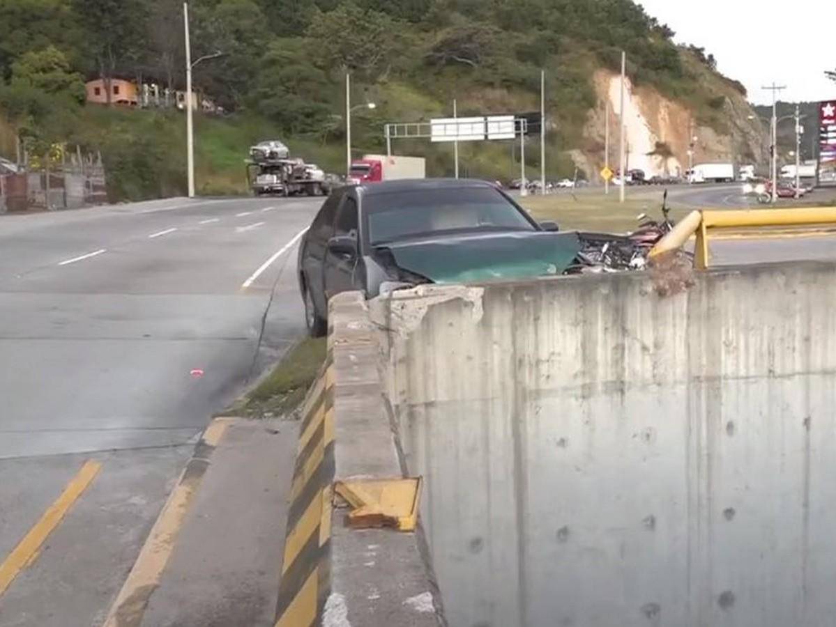 Vehículo choca contra barandal y por poco cae en picada a túnel de El Carrizal