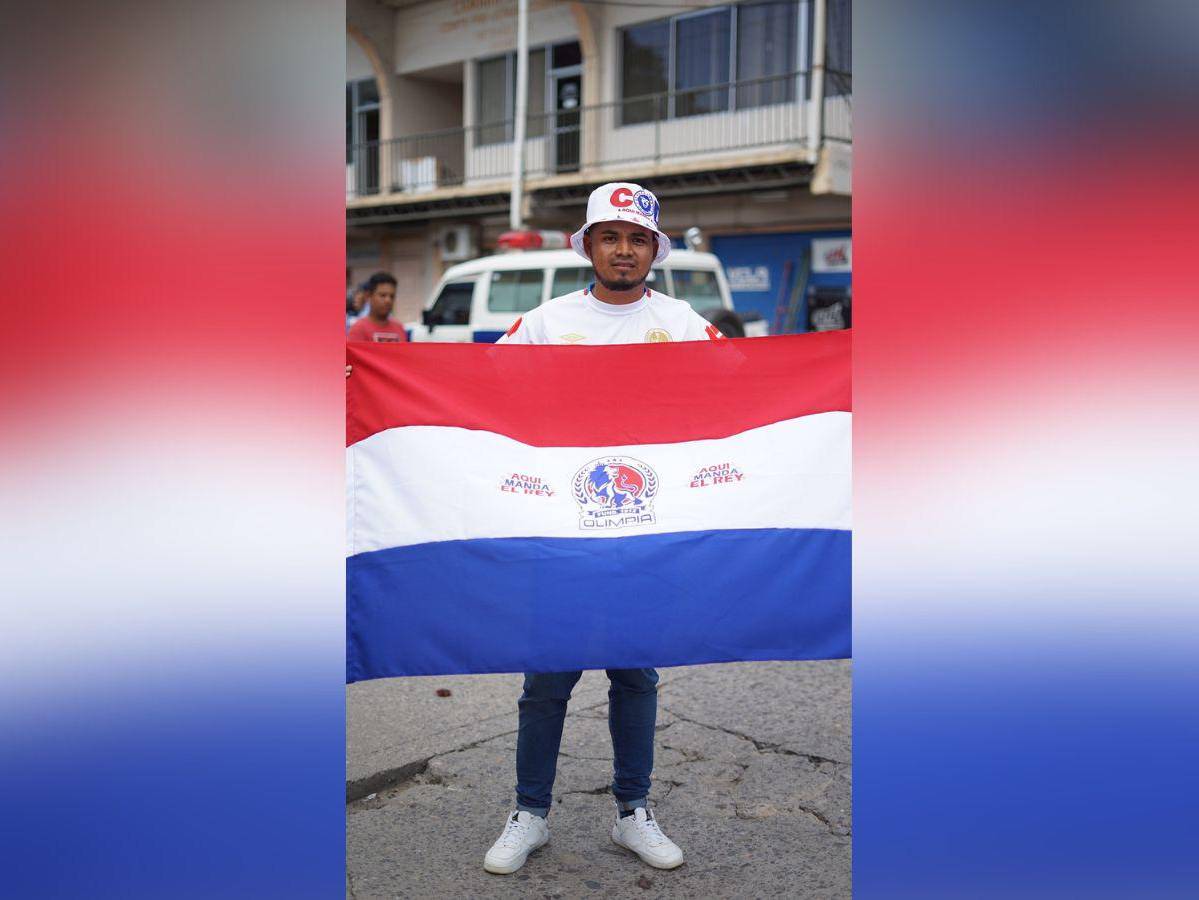 Aficionado viaja en avión para ir por primera vez al estadio a la final Olimpia vs Motagua