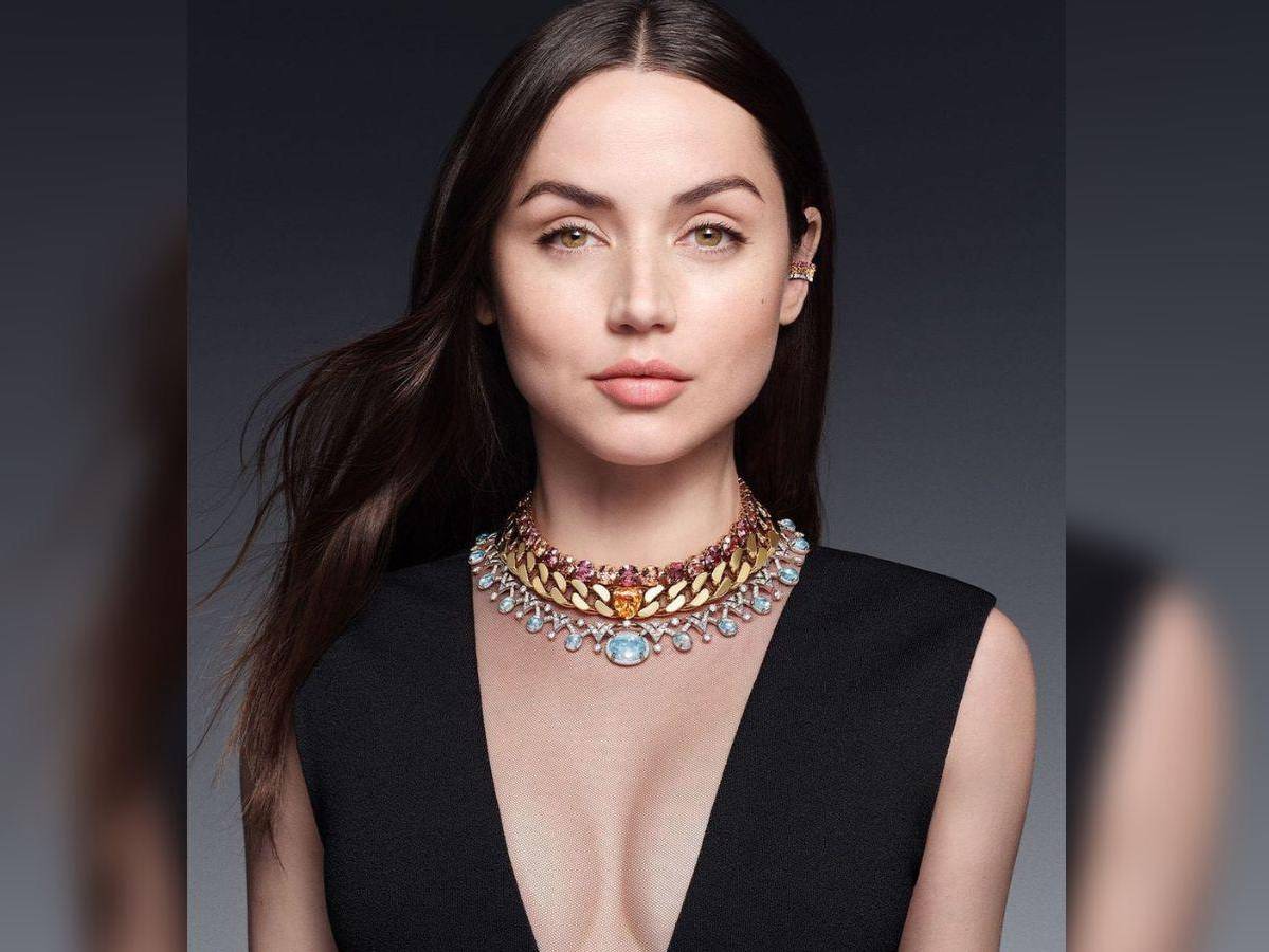 Ana de Armas usa un traje de hombre de Louis Vuitton para la