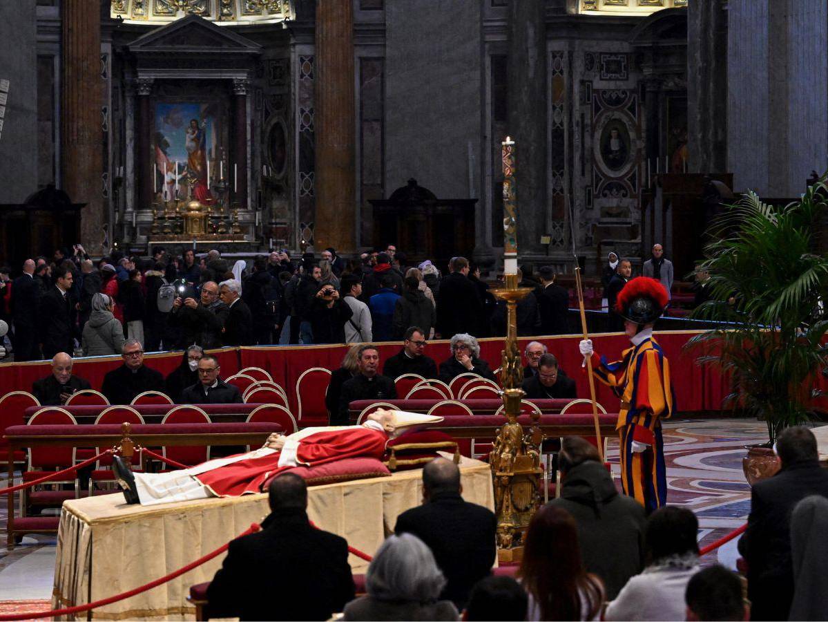 Miles desfilan frente al cuerpo de Benedicto XVI para dar el último adiós