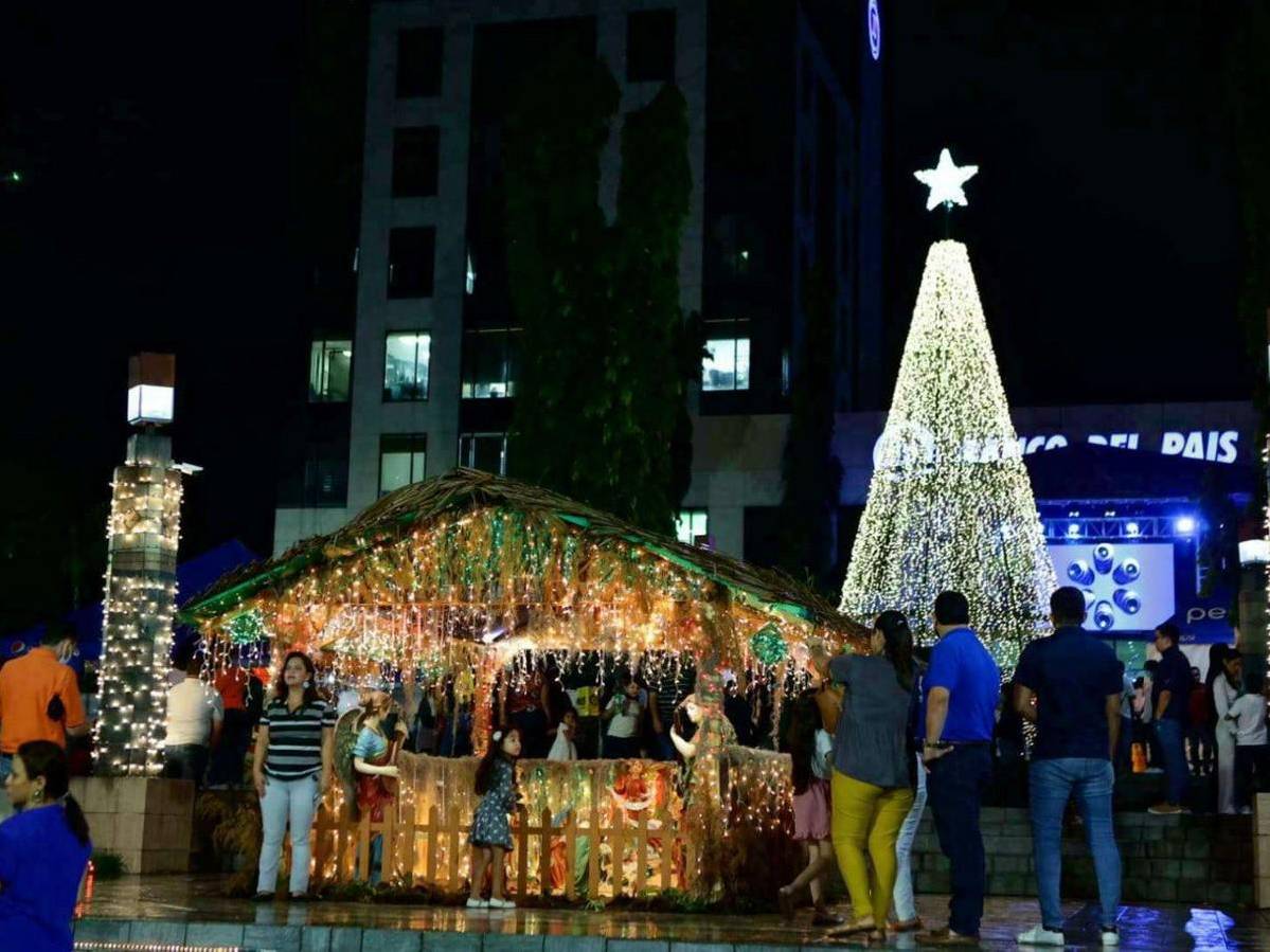 Banpaís iluminó el cielo de la capital con show de fuegos artificiales