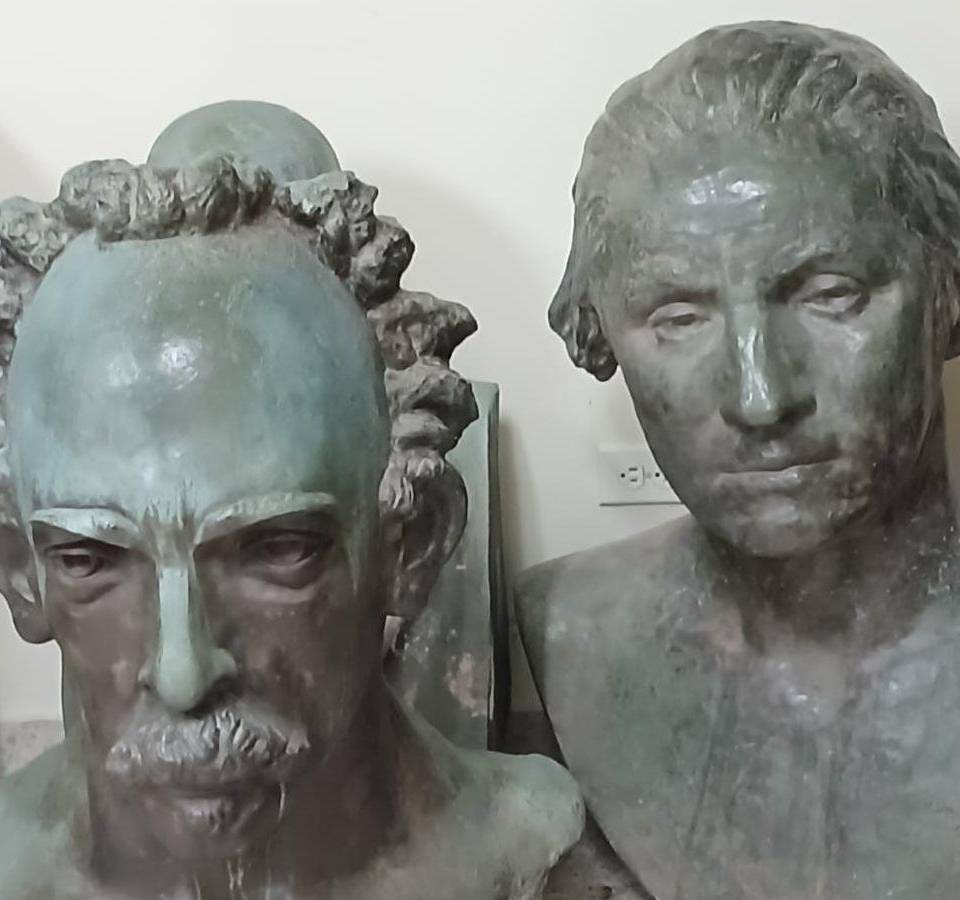 Los bustos de José Martí, diplomático cubano y Manuel José de Arce están los talleres del IHAH.