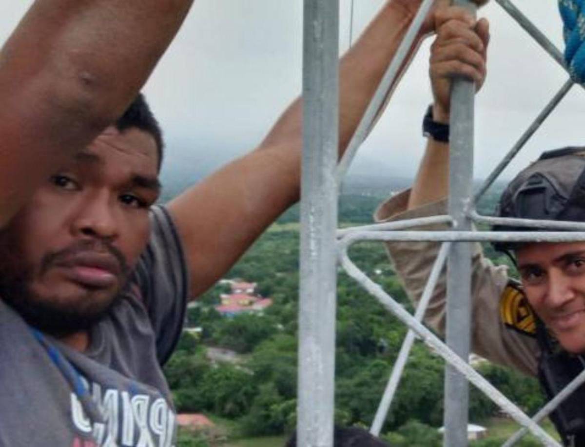 Paciente psiquiátrico de Olanchito arriesga su vida escalando antena de radio